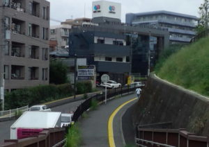 駅から当店までの順路4